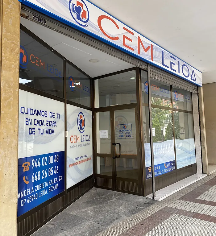 La fachada del centro con el rótulo CEM Leioa sobre la puerta y los vinilos azules en los cristales.