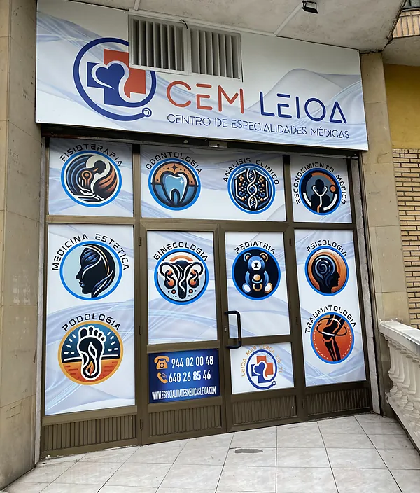 La puerta del centro con los círculos de las especialidades pegados en el cristal.